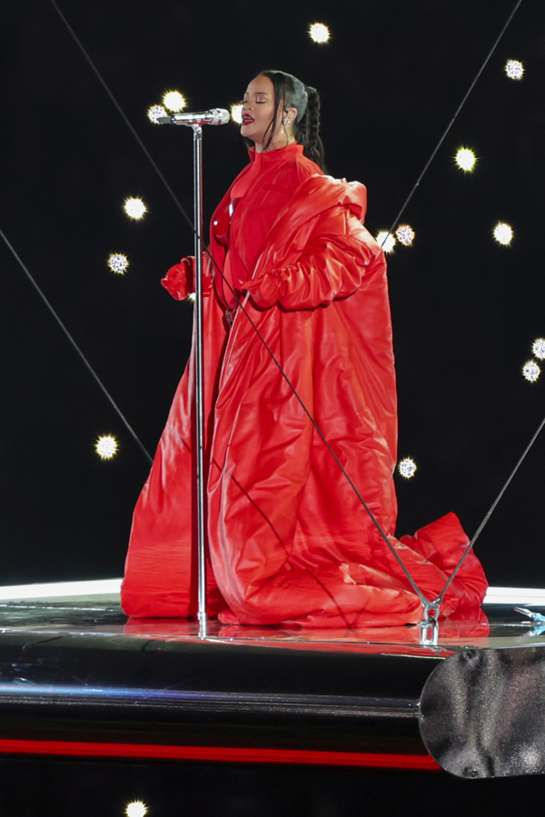 rihanna en loewe lors de la mi-temps du superbowl en 2023