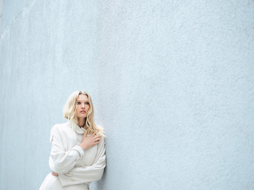 Portrait de Toni Garrn pour sa plateforme Super Flea Market.