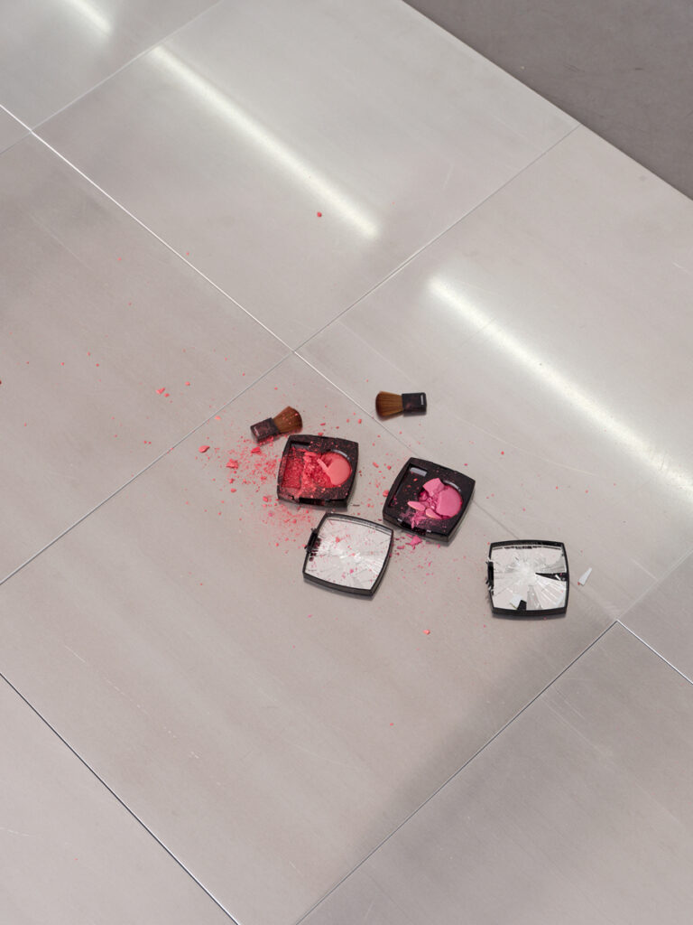 Sylvie Fleury. Vue de l'exposition “Thunderb” au Mrac Occitanie, Sérignan, 2025. Photo : Aurélien Mole.