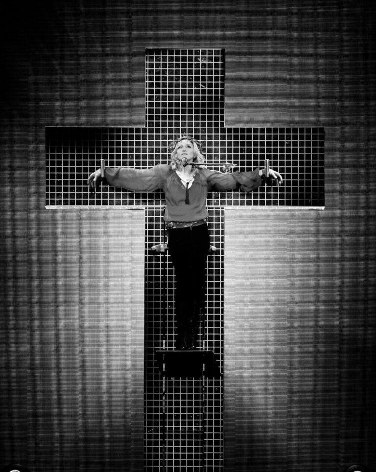 La chanteuse Madonna sous le feu des critiques de l'Eglise avec Like A Prayer en 1989.