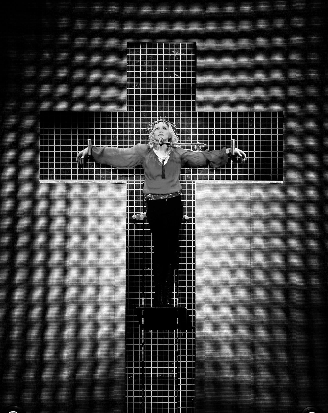 La chanteuse Madonna sous le feu des critiques de l'Eglise avec Like A Prayer en 1989.