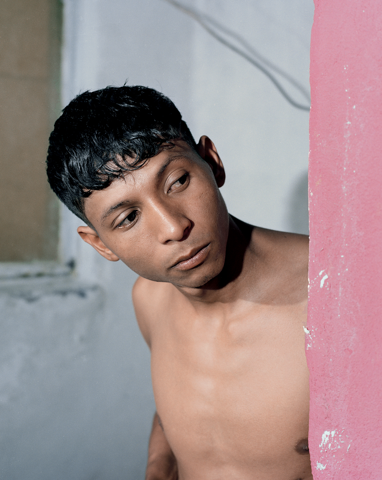 Amigo de El Friki y pared rosa (série Bravo) [2021-2024]. © Courtesy of Felipe Romero Beltrán, Hatch Gallery & Klemm’s Berlin.