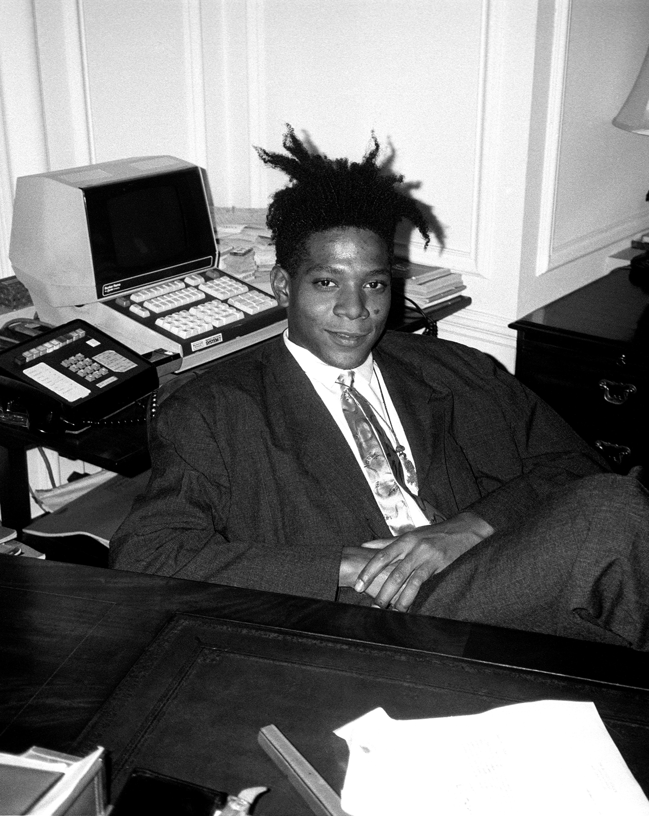 Jean-Michel Basquiat lors de la fête d'anniversaire surprise organisée pour Susanne Bartsch au Rainbow Roof, dans les bureaux de Steven Greenberg, au 30 Rockefeller Plaza. Jeudi 19 septembre 1985.