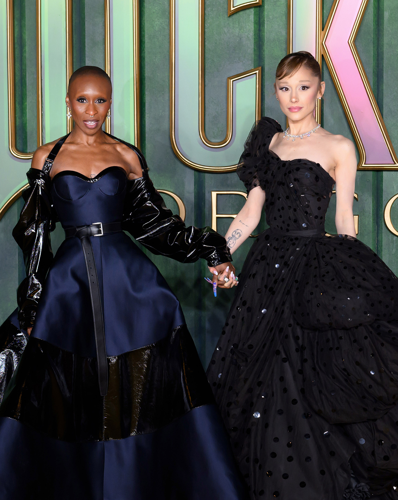 Cynthia Erivo en Prada et Ariana Grande en pièce originale Gilbert Adrian assistent à la première de Wicked: For Good à Londres.