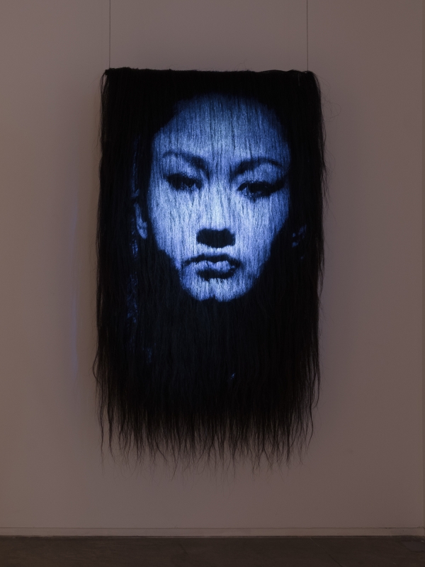 Vue de l'exposition “Compete with Time. Saodat Ismailova” jusqu'au 17 janvier 2026 à la galerie àngels barcelona.