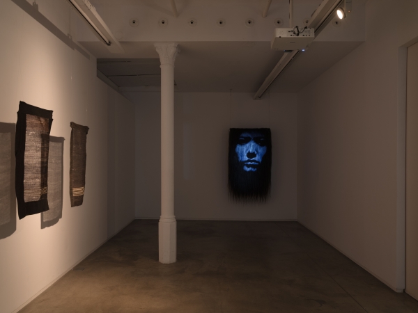 Vue de l'exposition “Compete with Time. Saodat Ismailova” jusqu'au 17 janvier 2026 à la galerie àngels barcelona.