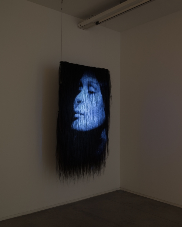 Vue de l'exposition “Compete with Time. Saodat Ismailova” jusqu'au 17 janvier 2026 à la galerie àngels barcelona.