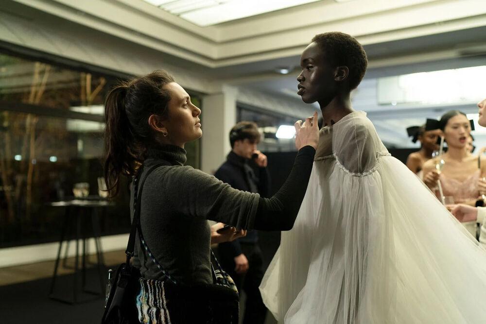 Angelina Jolie et Anyier Anei dans le film Coutures (2026) © Pathé Films.
