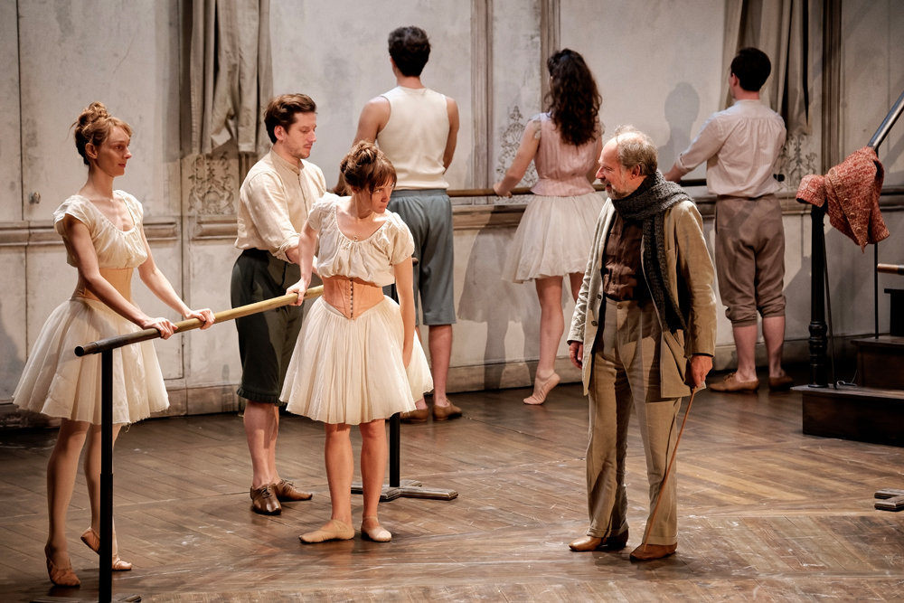 La pièce de théâtre L’École de danse de Carlo Goldoni, mis en scène par Clément Hervieu-Léger.