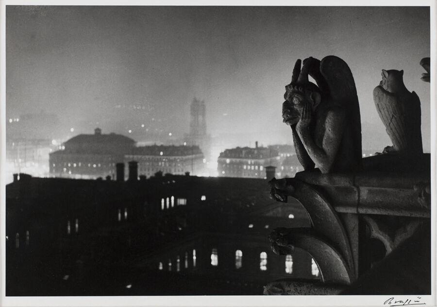 Brassaï, vue nocturne de Notre-Dame sur Paris et la tour Saint-Jacques (1933). Photographie noir et blanc. Tirage gélatino-argentique © Paris, musée d'Art moderne.