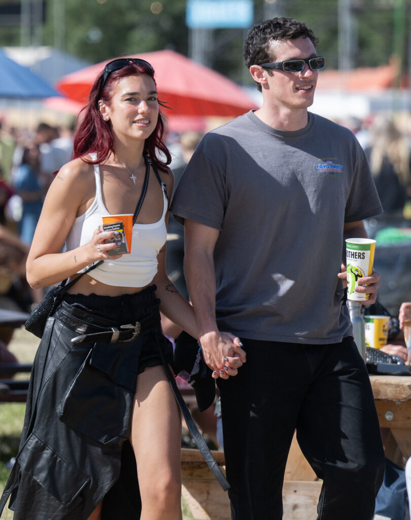 Dua Lipa et Callum Turner lors du quatrième jour du Glastonbury Festival 2024 à Worthy Farm, Pilton, le 29 juin 2024 à Glastonbury, en Angleterre © Samir Hussein/WireImage.
