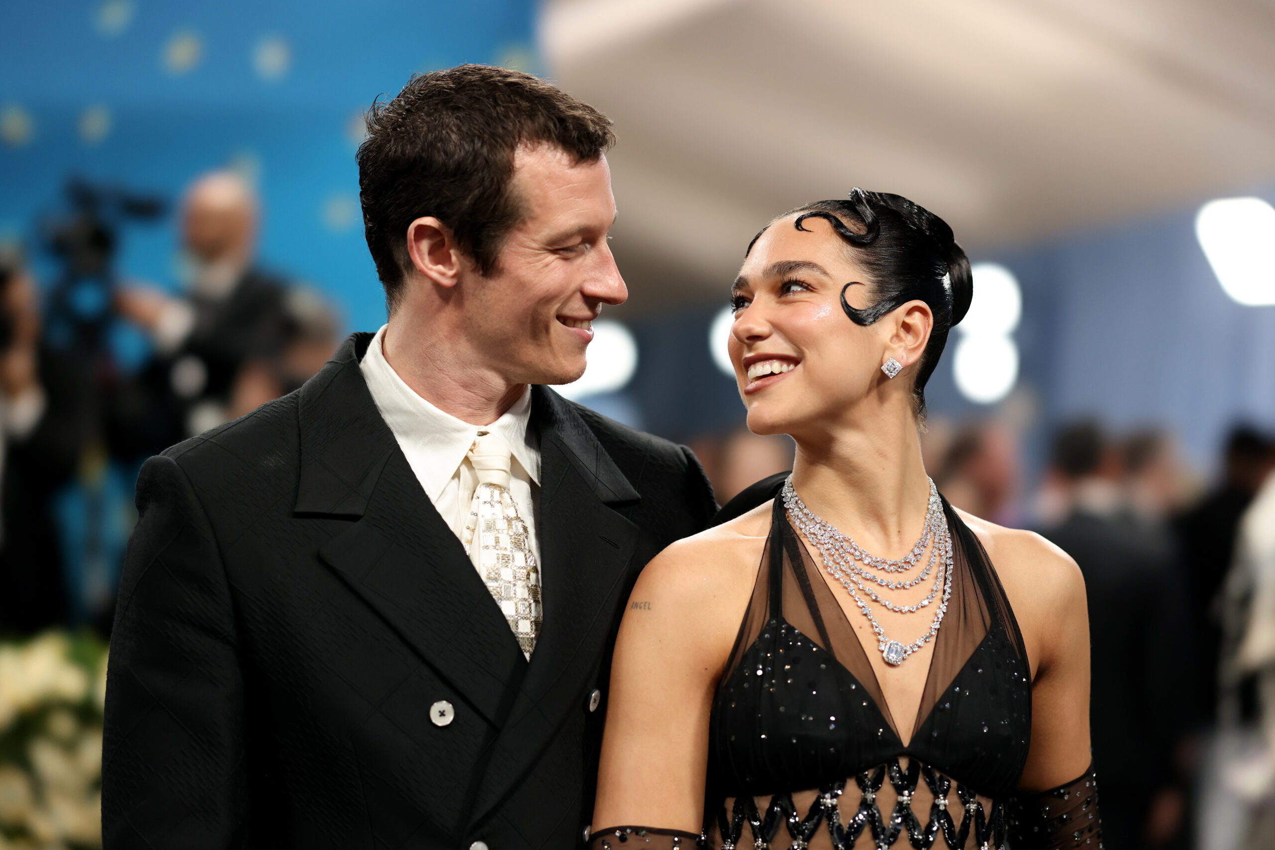 Callum Turner et Dua Lipa assistent au Met Gala 2025 © John Shearer/WireImage.