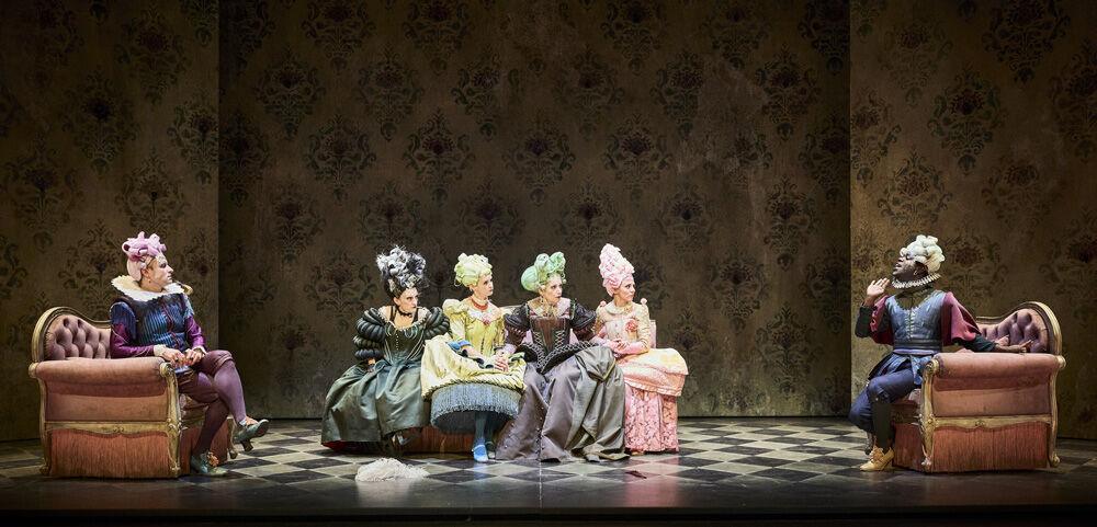 Les Femmes Savantes de Molière, mise en scène par Emma Dante.