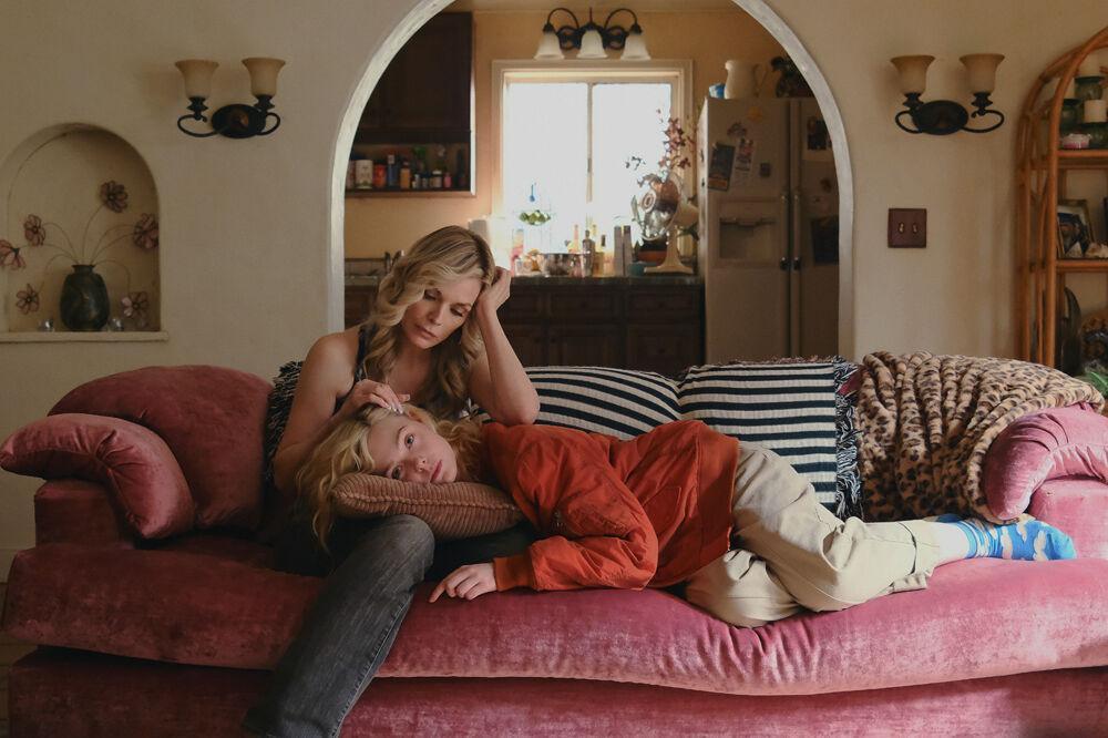 Michelle Pfeiffer et Elle Fanning dans Margo a des problèmes d'argent.