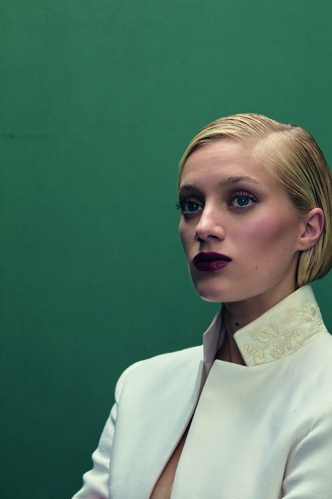 Nadia Tereszkiewicz porte une veste Dior. Mise en beauté Dior avec Dior Forever Skin Correct 1N.