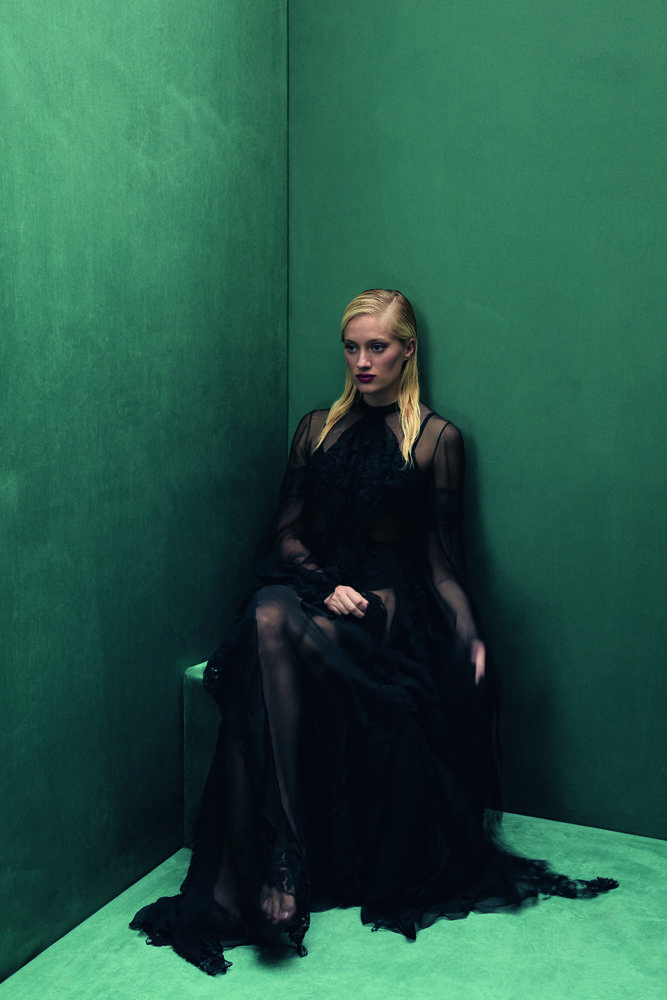 Nadia Tereszkiewicz porte une veste Dior. Mise en beauté Dior avec Dior.