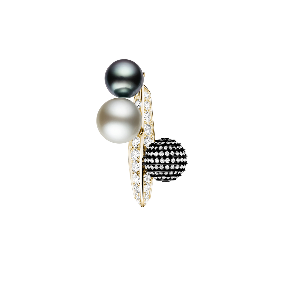 
Boucle d’oreille Limited Edition No.7 « Sphere Earring » en or champagne, deux perles grises, tahitienne et australienne, ainsi que d’une perle en or noir pavée de diamants, Repossi, Prix sur demande