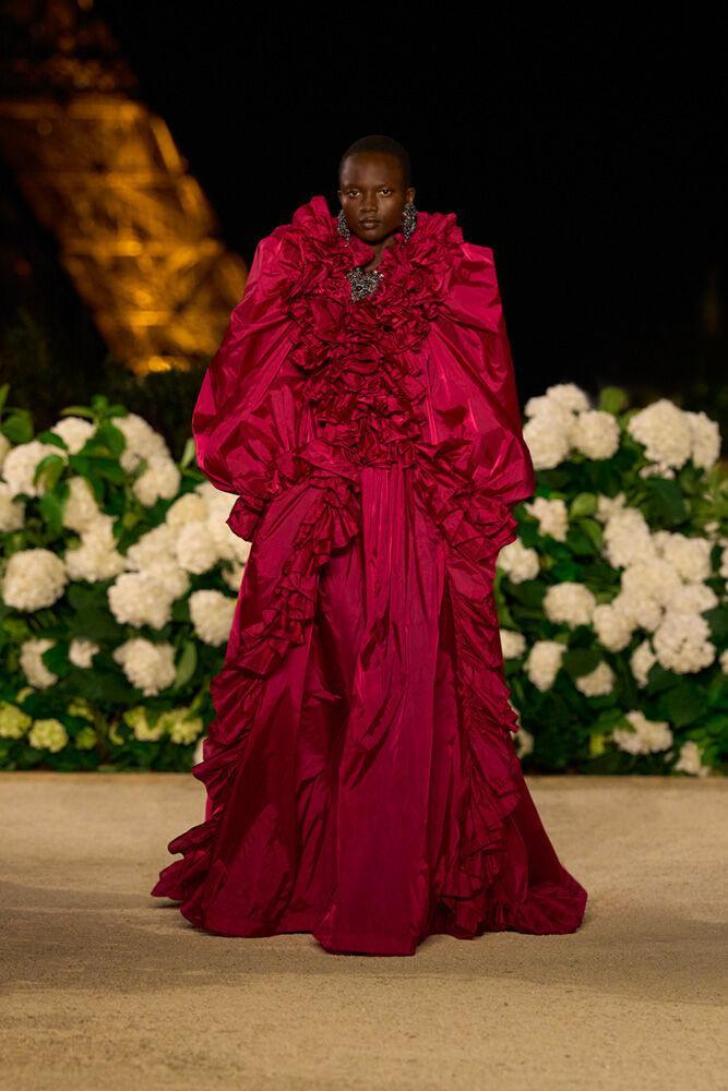 Inspiration trends Spring/Summer 2026: Marie-Antoinette style at Saint Laurent with a voluminous dress.