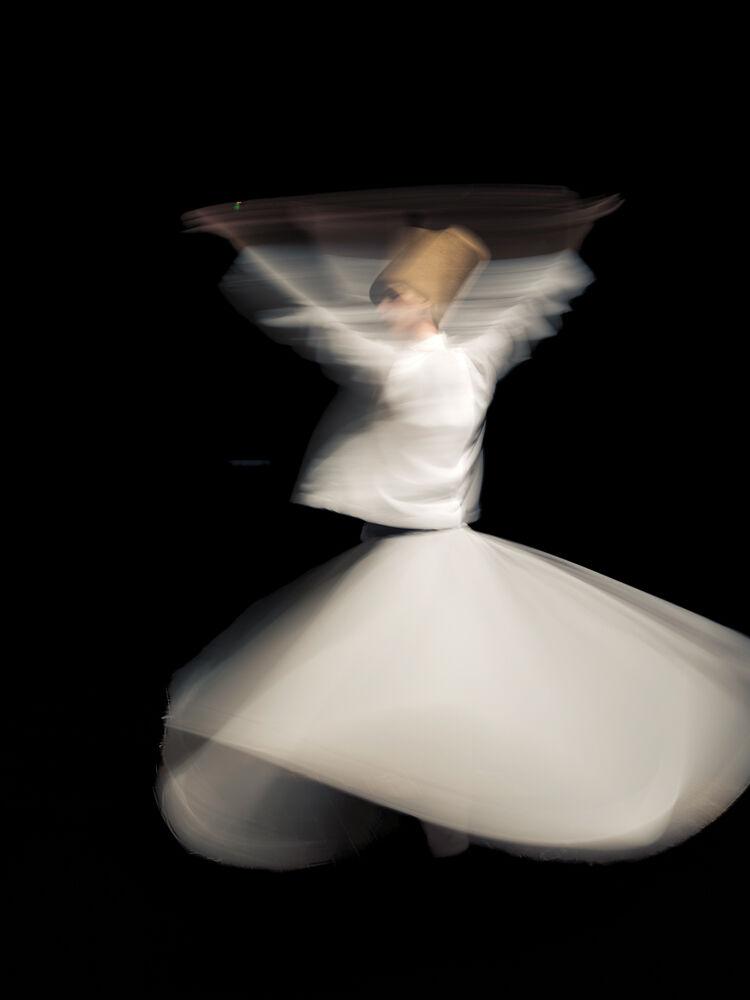 Portrait d'un derviche tourneur de Konya pratiquant le sema'.