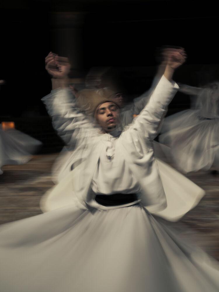 Portrait d'un derviche tourneur de Konya pratiquant le sema'.