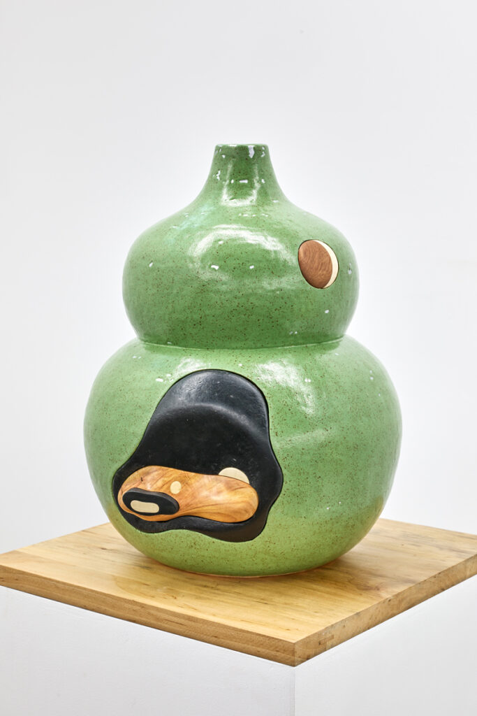 Wei Libo, Family birds (GrGr 2), 2024, ceramic, wooden marquetry, 42.5 x 33 x 33 cm, unique. Courtesy of the artist and Sans titre, Paris. © Jean-Christophe Lett
