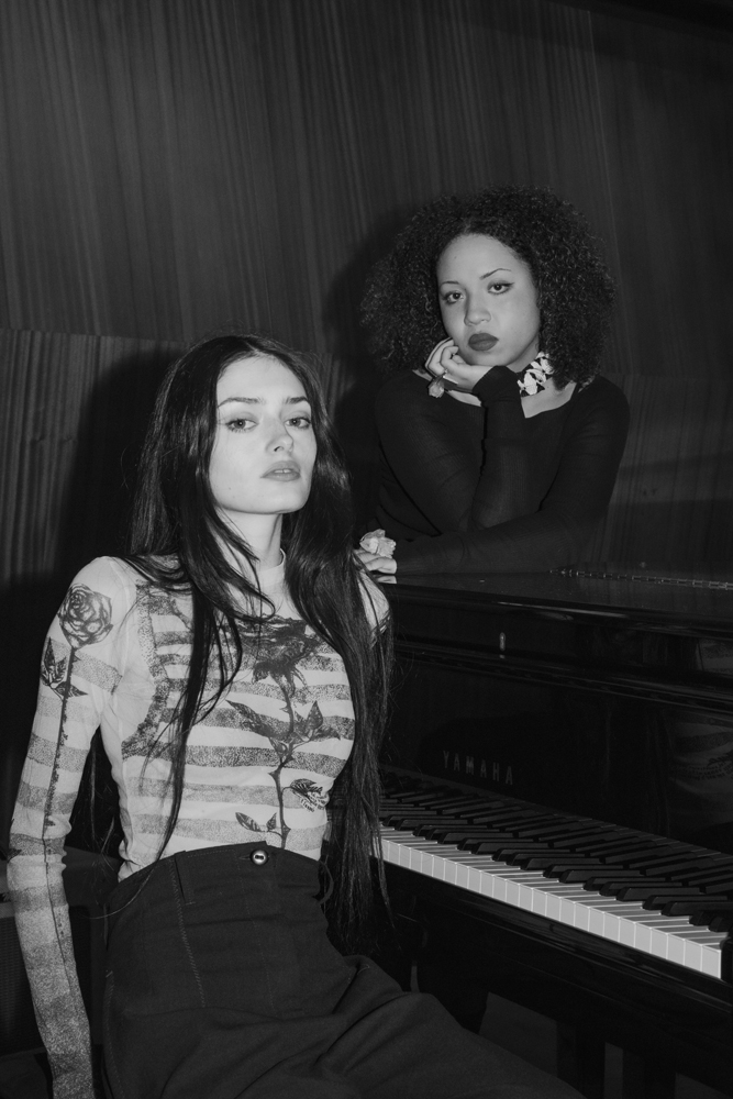 Solann et Yoa photographiées au Studio Artistic Palace, à Paris © Nathan Merchadier pour Numéro.com.