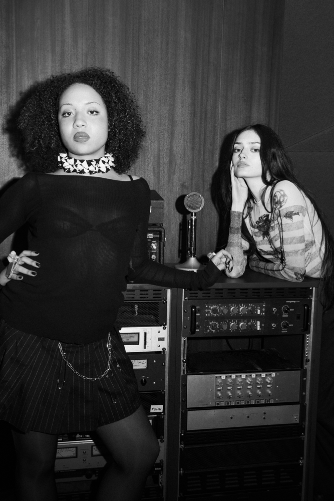 Solann et Yoa photographiées au Studio Artistic Palace, à Paris © Nathan Merchadier pour Numéro.com.