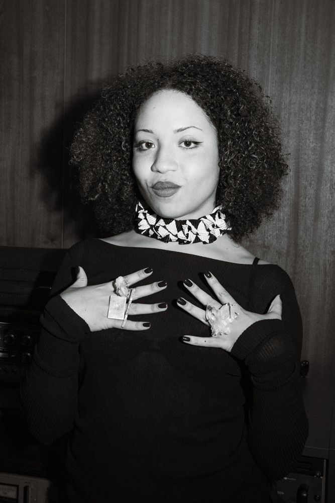 Yoa photographiée au Studio Artistic Palace, à Paris © Nathan Merchadier pour Numéro.com.