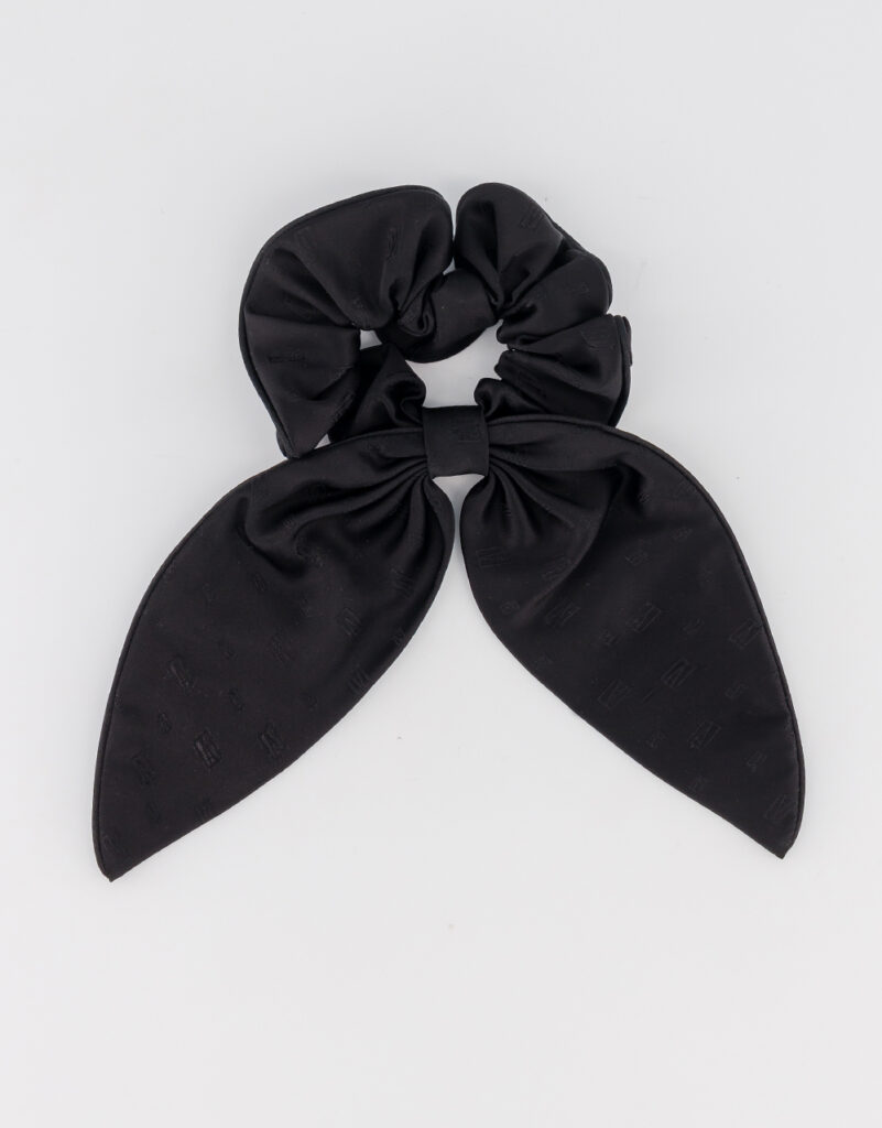 Nœud pour les cheveux en soie mélangée, 132 €, Alexandre de Paris.