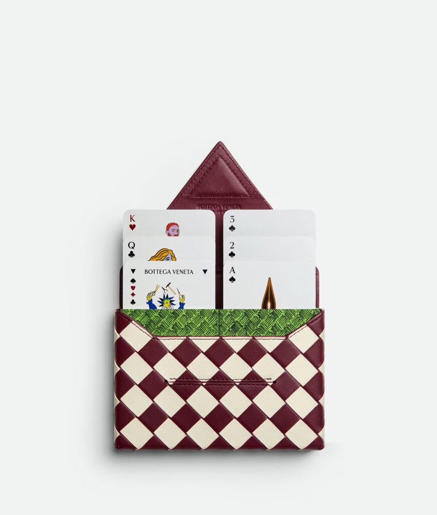 Jeux de cartes Intrecciato, 690 €, Bottega Veneta.
