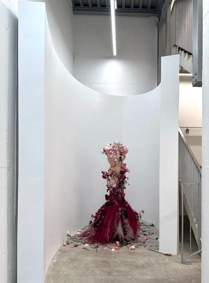 Installation Matières Fécales chez Dover Street Market Paris.