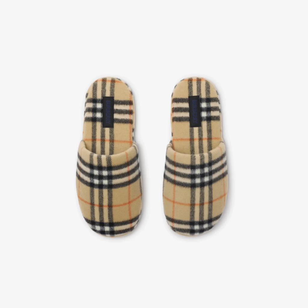 Chaussons en laine mélangée Check, 425 €, Burberry.