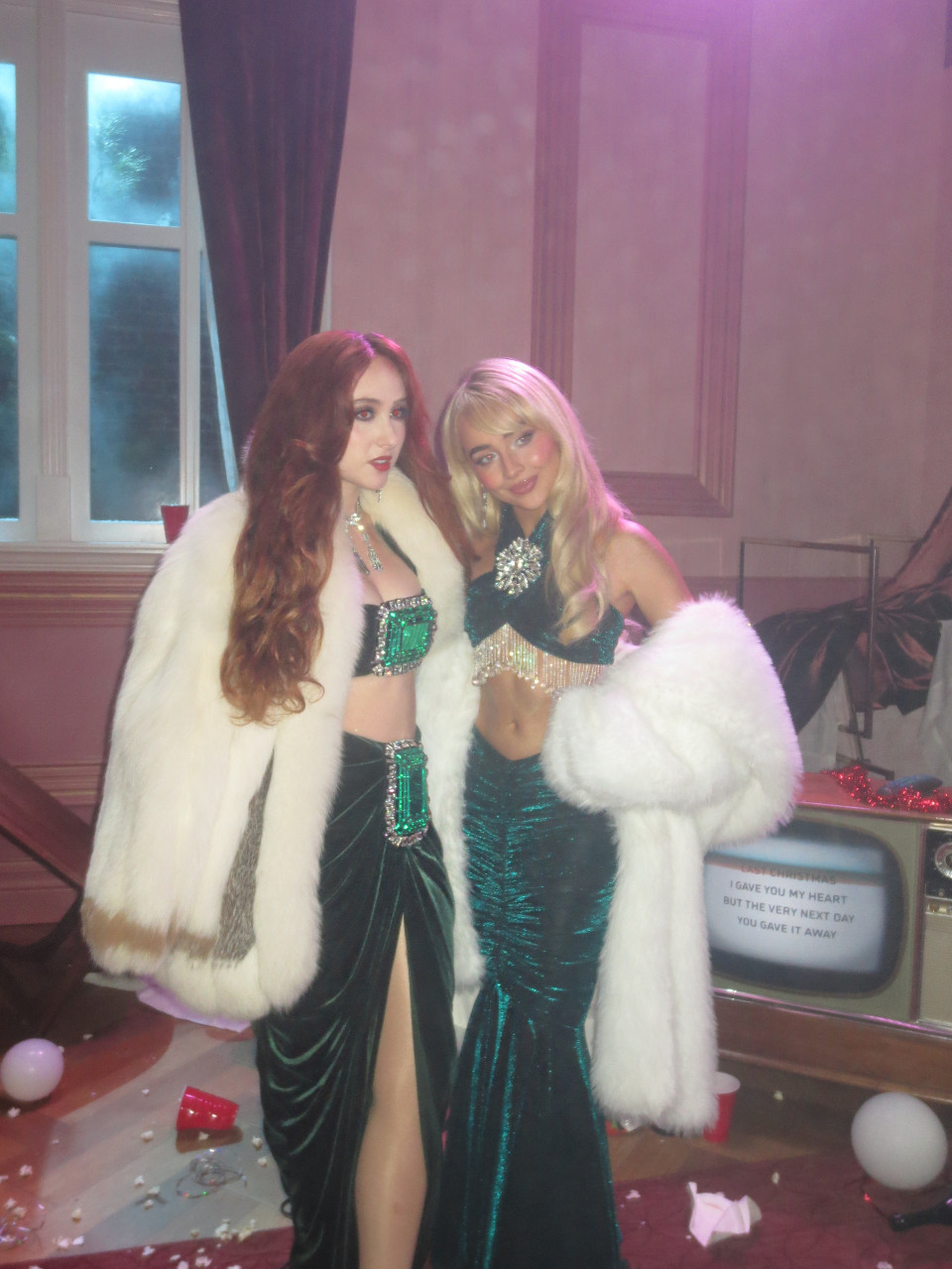 Chappell Roan et Sabrina Carpenter dans le film Le Nonsense Christmas de Sabrina Carpenter.