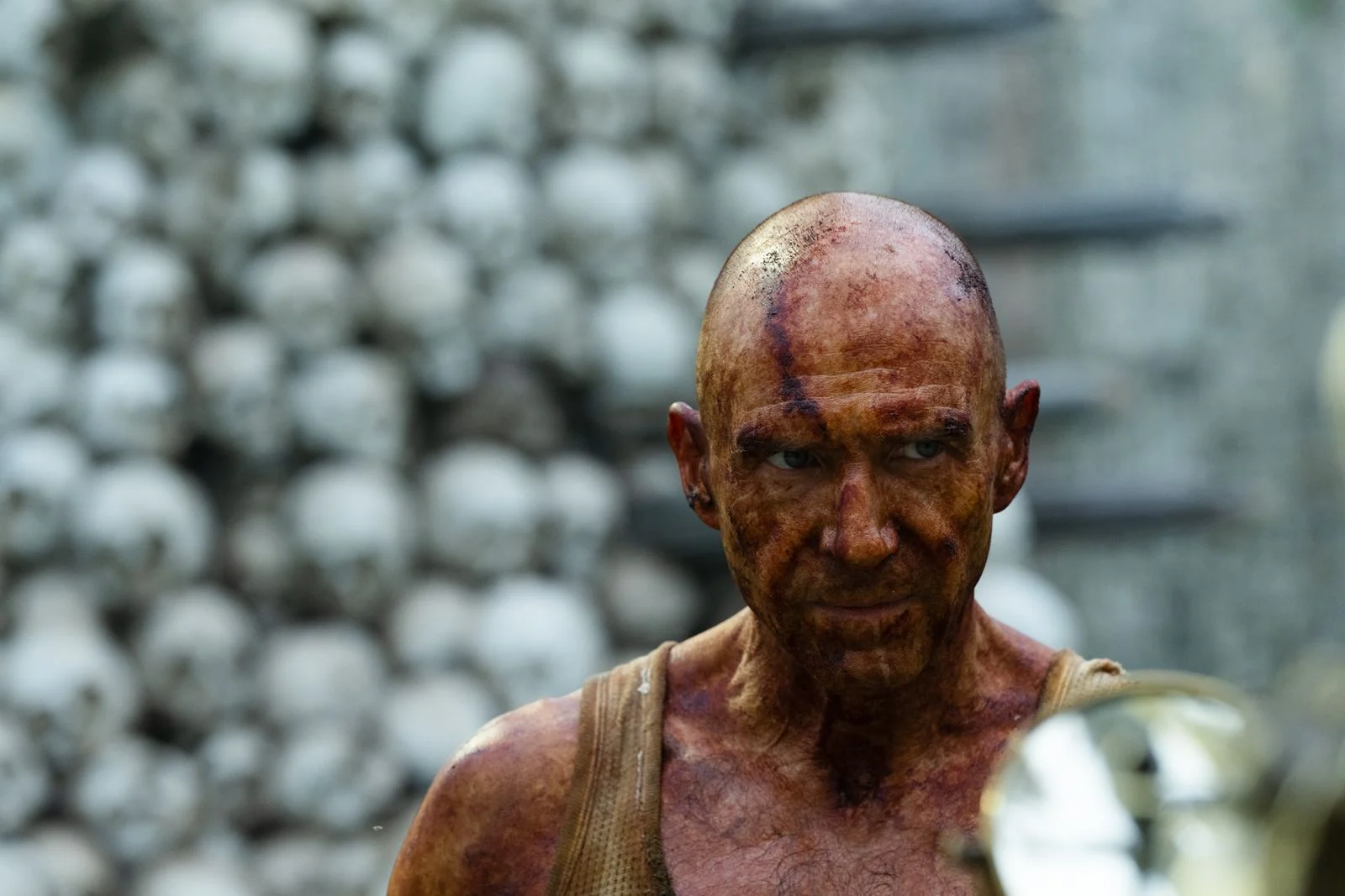 L'acteur Ralph Fiennes dans 28 ans plus tard (2025) © Copyright 2024 CTMG, Inc. All Rights Reserved.