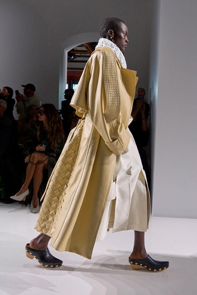 Inspiration trends Spring/Summer 2026: intrecciato trench at Bottega Veneta.