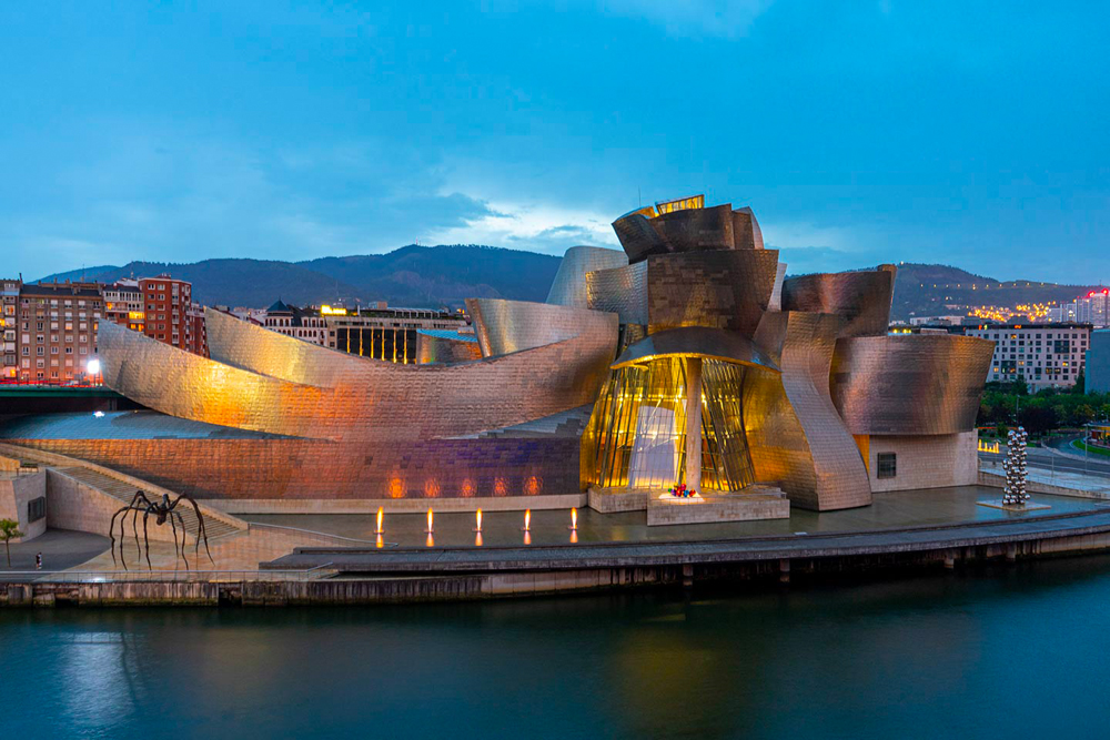Le musée Guggenheim à Bilbao par l'architecte Frank Gehry.