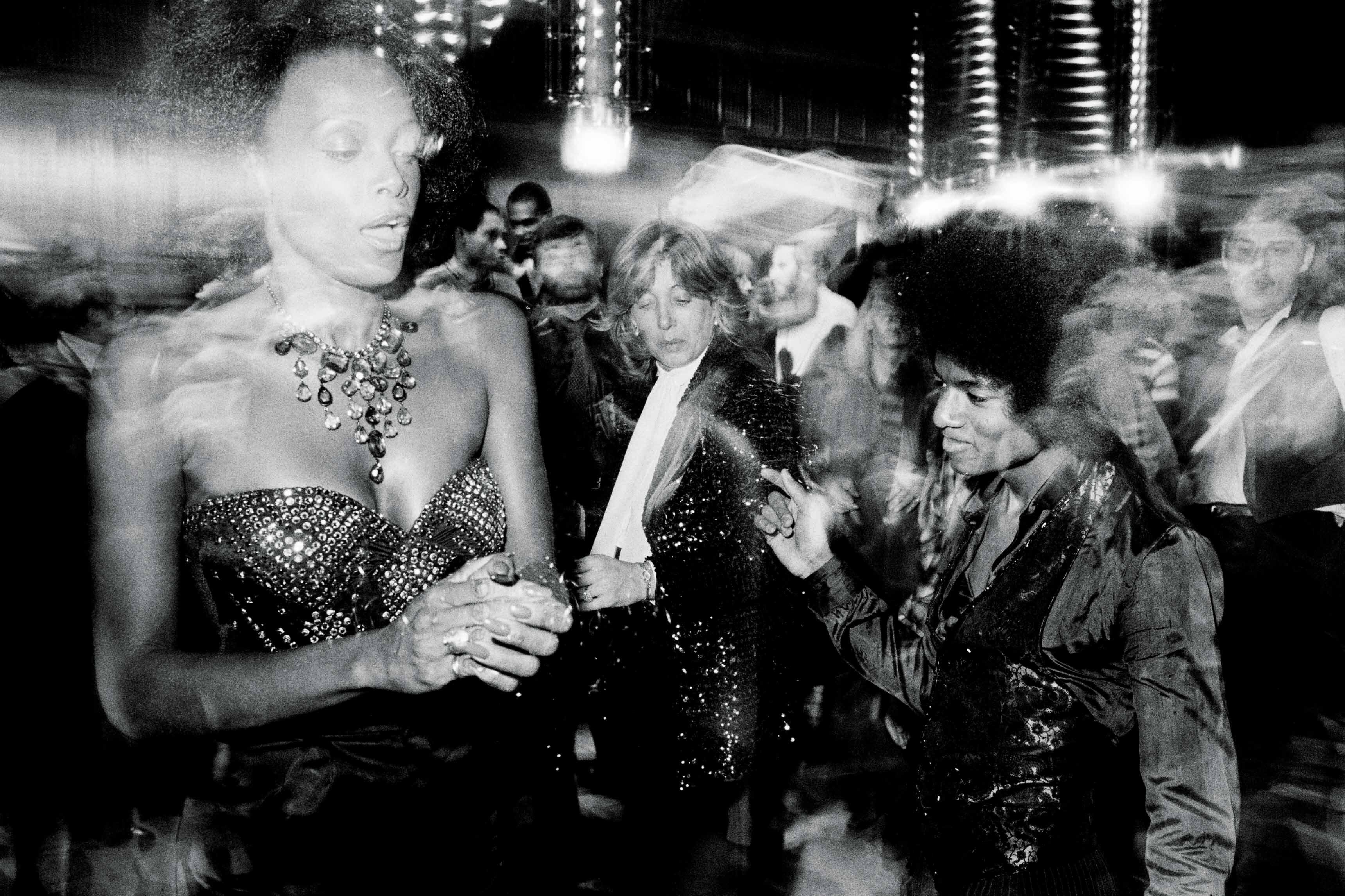 Michael Jackson (à droite) enflamme la piste lors d’une fête organisée en son honneur le 27 octobre 1977 au Studio 54
