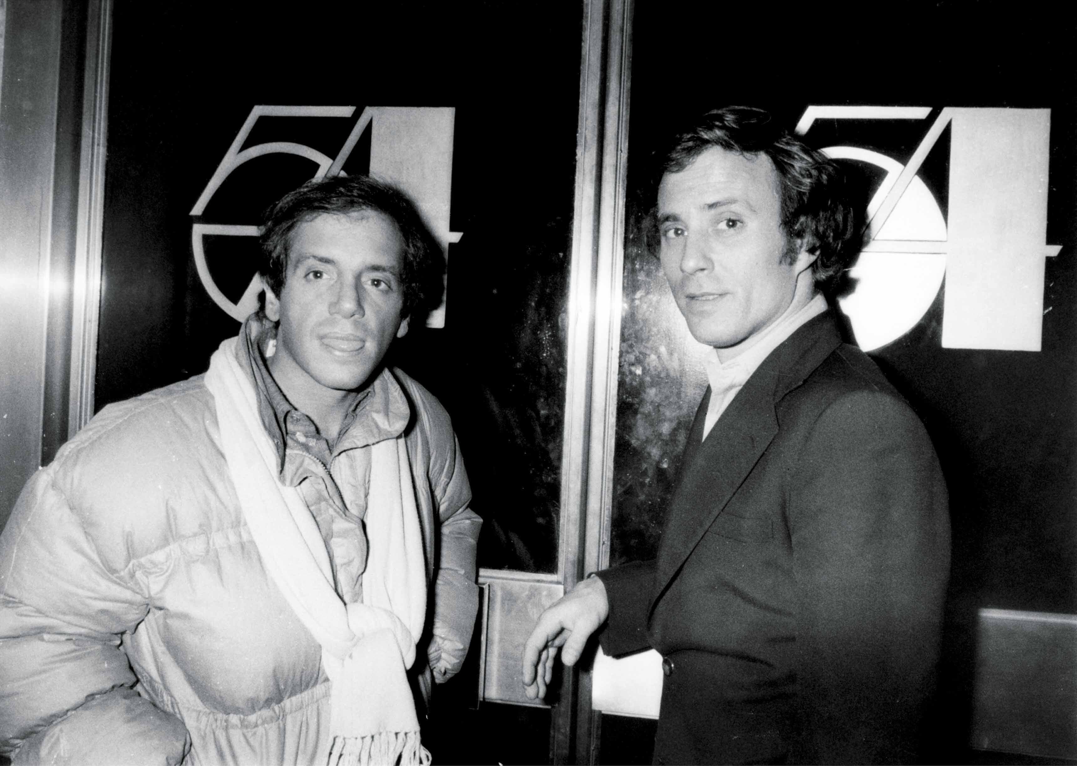 Les patrons à la porte du Studio 54 : Steve Rubell (à gauche) et Ian Schrager (à droite).