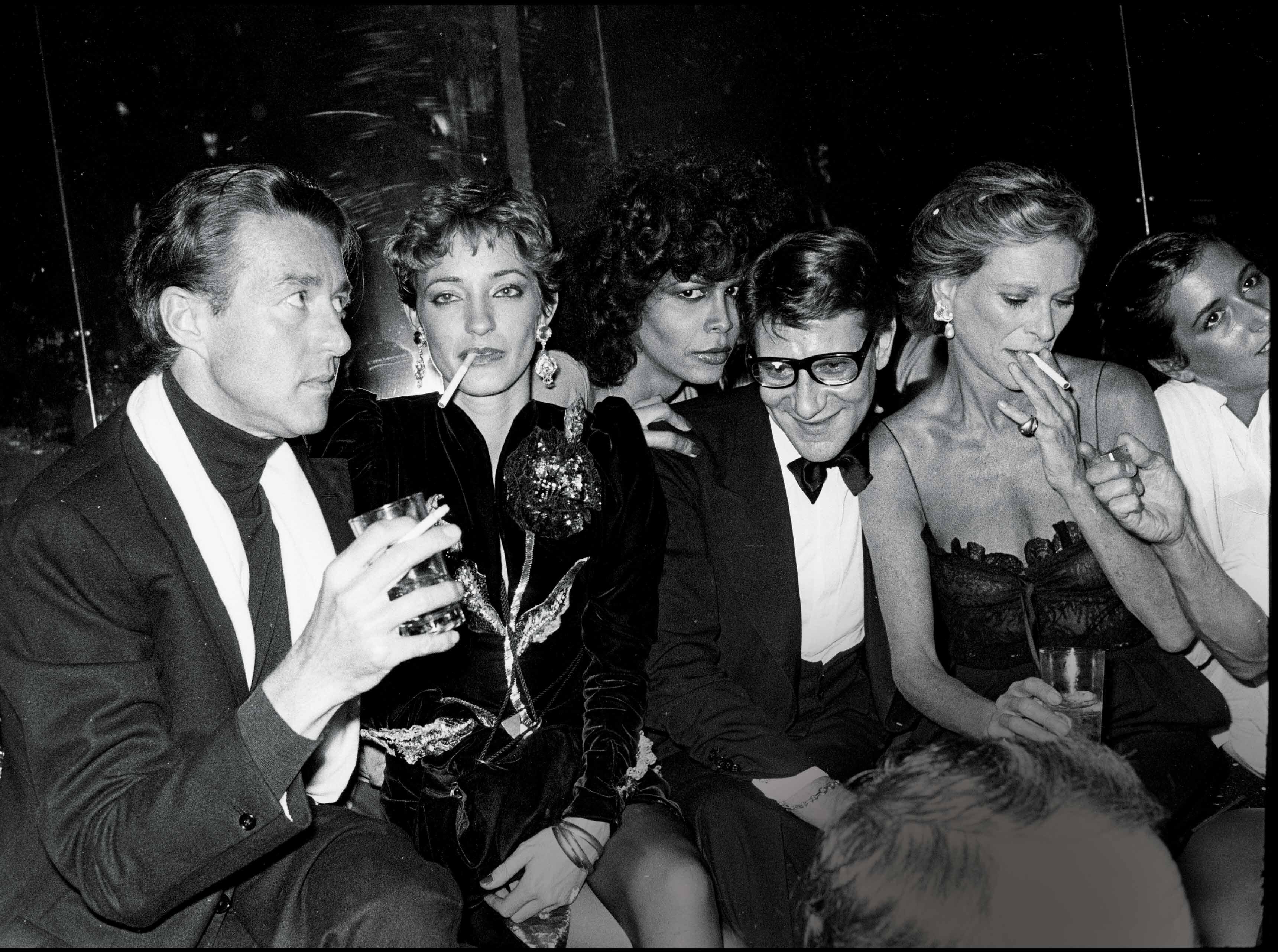 Yves Saint Laurent entouré de Halston, Loulou de la Falaise, Potassa et Nan Kempner au studio 54