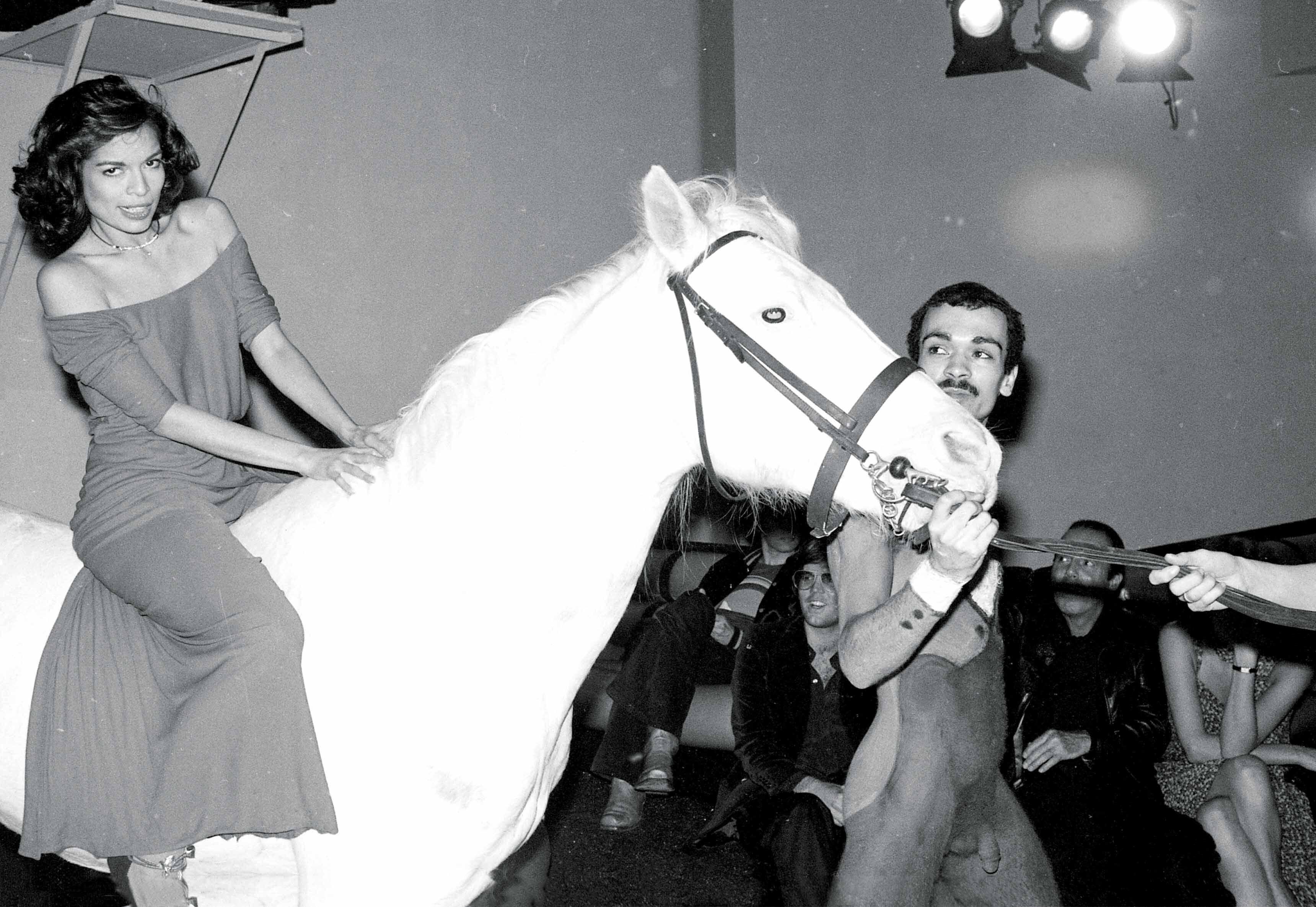 Bianca Jagger en très bonne compagnie pour son anniversaire en 1977 au Studio 54