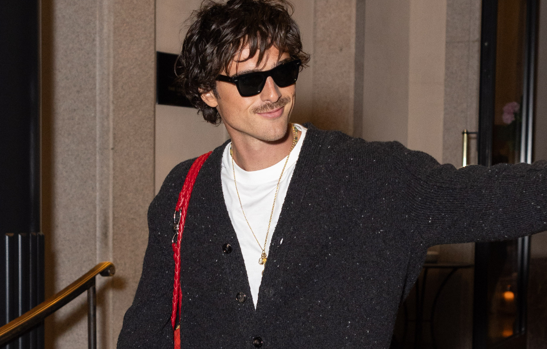 L'acteur Jacob Elordi avec un sac.