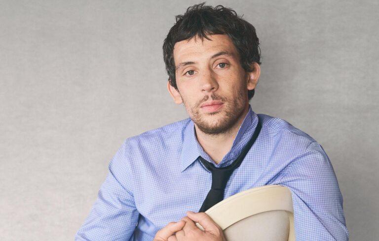 L'acteur Josh O'connor, nouvel ambassadeur Dior, photographié par George Eyres.
