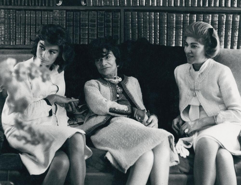 En 1960, Gabrielle Chanel (au centre), dans la suite légendaire qu’elle occupa jusqu’à la fin de sa vie au Ritz