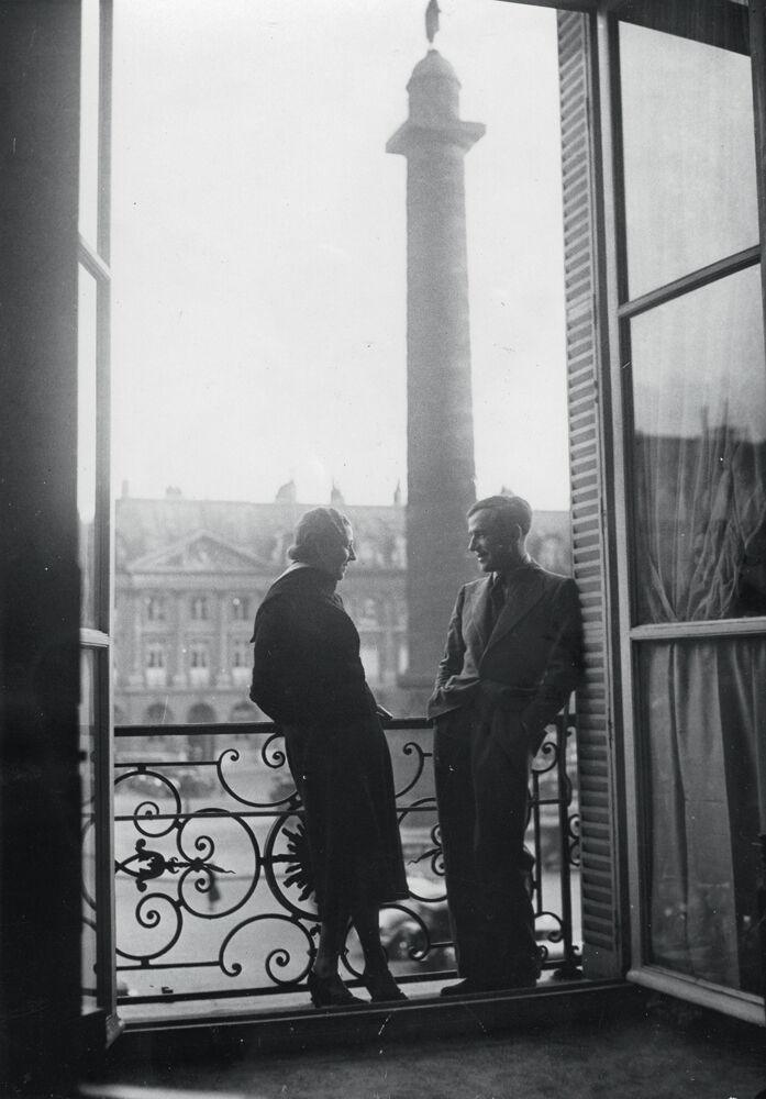 Les aviateurs Amy Johnson et Jim Mollison, en 1932, devant la place Vendôme au Ritz à Paris