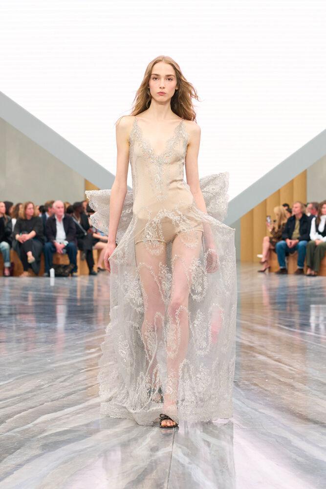 Inspiration trends Spring/Summer 2026: Marie-Antoinette style at Dior with a basket.
