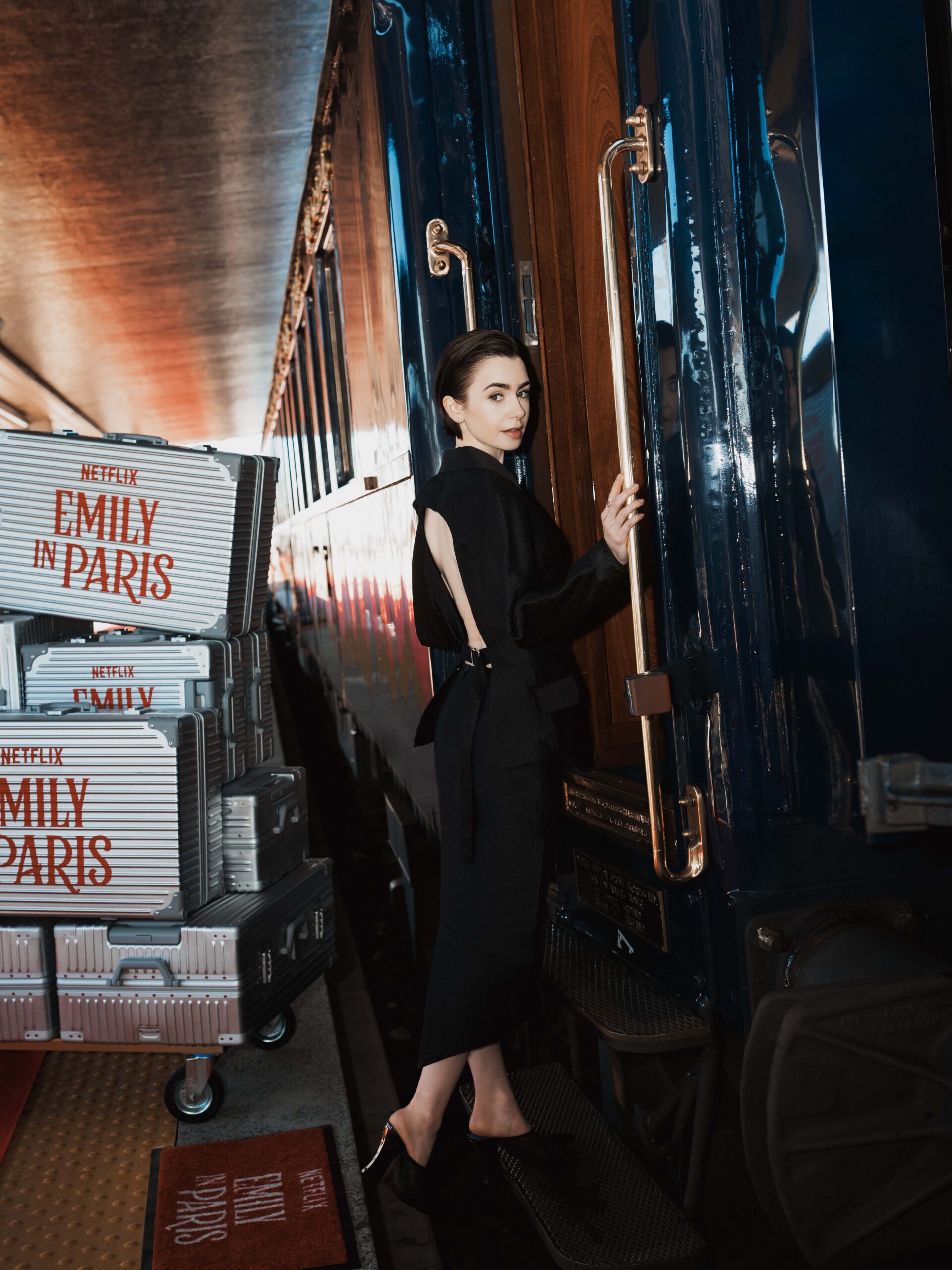 Lily Collins durant la promotion de la saison 5 d'Emily in Paris.