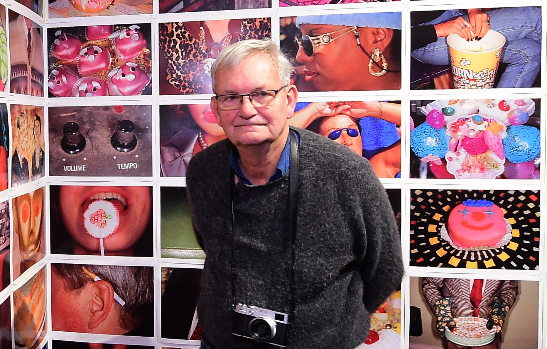 Le photographe Martin Parr lors de l'exposition 