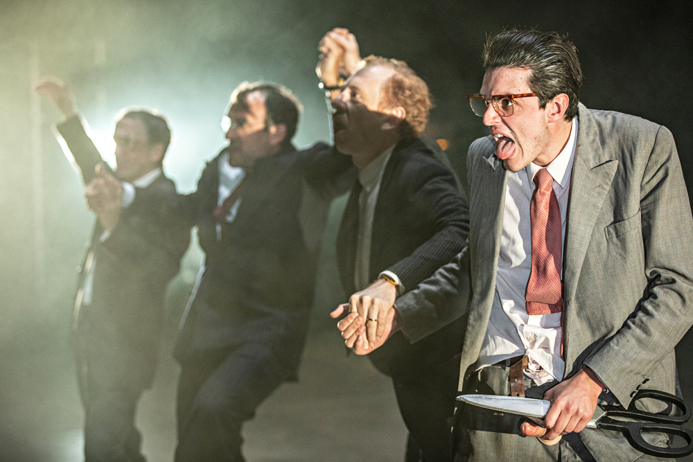 La pièce de théâtre Pétrole d'après Pier Paolo Pasolini, mis en scène par Sylvain Creuzevault.