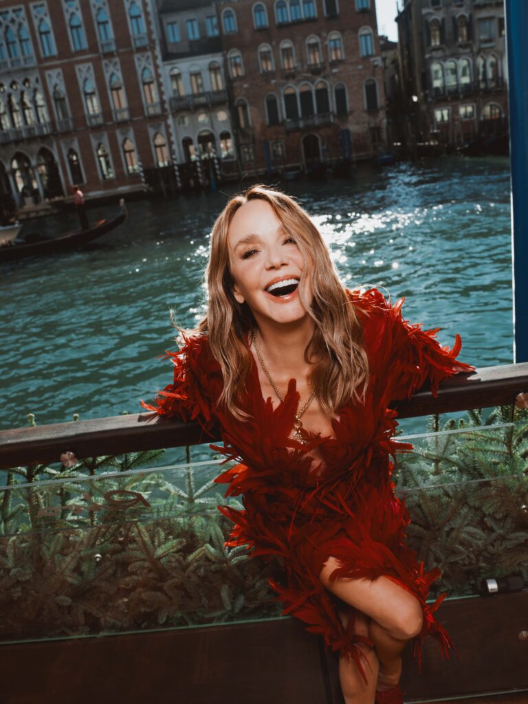 Philippine Leroy-Beaulieu durant la promotion de la saison 5 d'Emily in Paris.