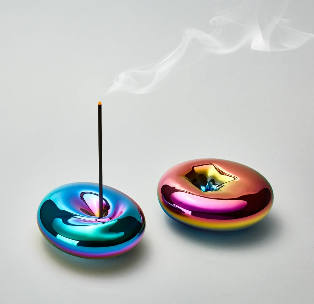 Porte-encens en porcelaine, 98 €, Pigmentarium.